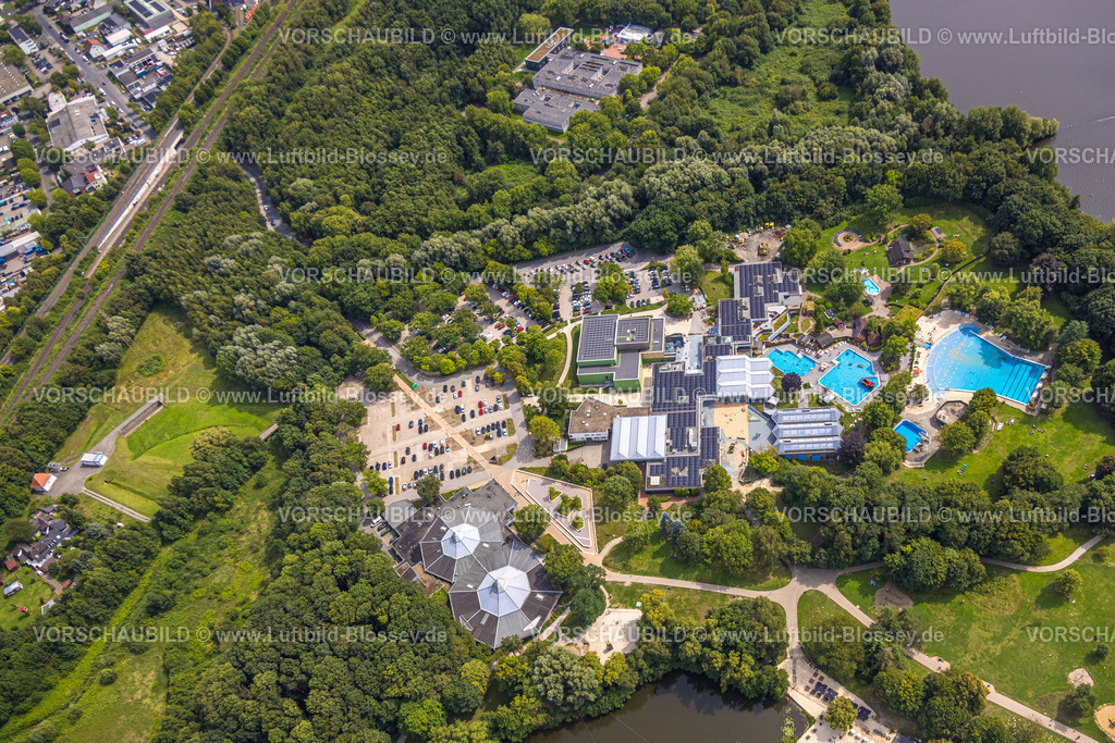 Dortmund250803202 | Luftbild, Freibad im Revierpark Wischlingen, Schwimmbecken, Wellenbad und Solebad, Badegäste im Becken und auf der Liegewiese, Dorstfeld, Dortmund, Ruhrgebiet, Nordrhein-Westfalen, Deutschland
