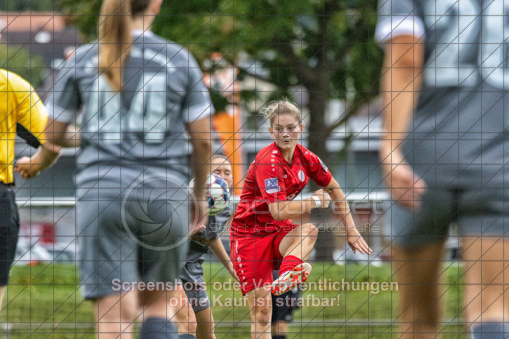 20251004_143729_0449-Bearbeitet | #,1.FC Donzdorf (rot) vs. FC Freiburg-St. Georgen (grau), Fussball, EnBW-Oberliga B -Juniorinnen, 04. Spieltag, Saison 2025/2026, Rasenplatz, Lautertal Stadion, Süßener Straße 16, 73072 Donzdorf, 04.10.2025 - 14:00 Uhr,Foto: PhotoPeet-Sportfotografie/Peter Harich