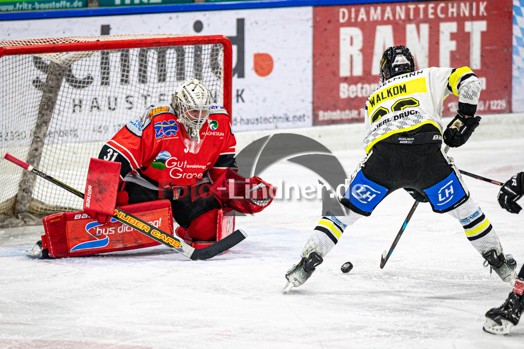 TSV Peißenberg MINERS gegen ERSC Amberg Wild Lions | Eishockey Bayernliga Herren Vorrunde 2024/25, TSV Peißenberg MINERS gegen ERSC Amberg Wild Lions, 20241229,Alleingang und Tor Brendan WALKOM (Wild Lions 96),2024-12-29 in Peißenberg (Eisstadion Peißenberg)Korbinian SERTL (MINERS Goali 31), Brendan WALKOM (Wild Lions 96)Copyright: WolfgangxLindner foto-lindner.de