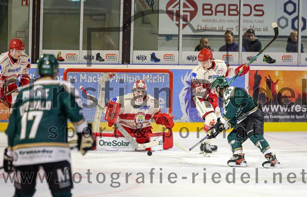2025-09-12_050_TSV_Erding_gegen_EV_Landshut | Erding, Deutschland, 12.09.2025:Eishockey, Oberliga Süd 2025 / 2026, Testspiel, TSV Erding gegen EV Landshut, Endergebnis: 4:6Philipp Dietl (EV Landshut, #29), Oliver Stümpel (EV Landshut, #93), Marco Pfleger (Erding Gladiators, #47)Foto: Christian Riedel / fotografie-riedel.net