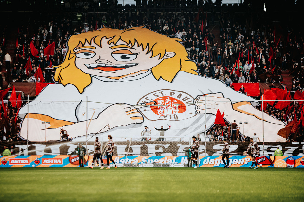 IMG_4873 | Der offizielle Shop für FC St. Pauli Fotos. Wähle aus Spielszenen & Fanmomenten dein FCSP Wunschformat. Wir liefern Millerntor-Atmosphäre.