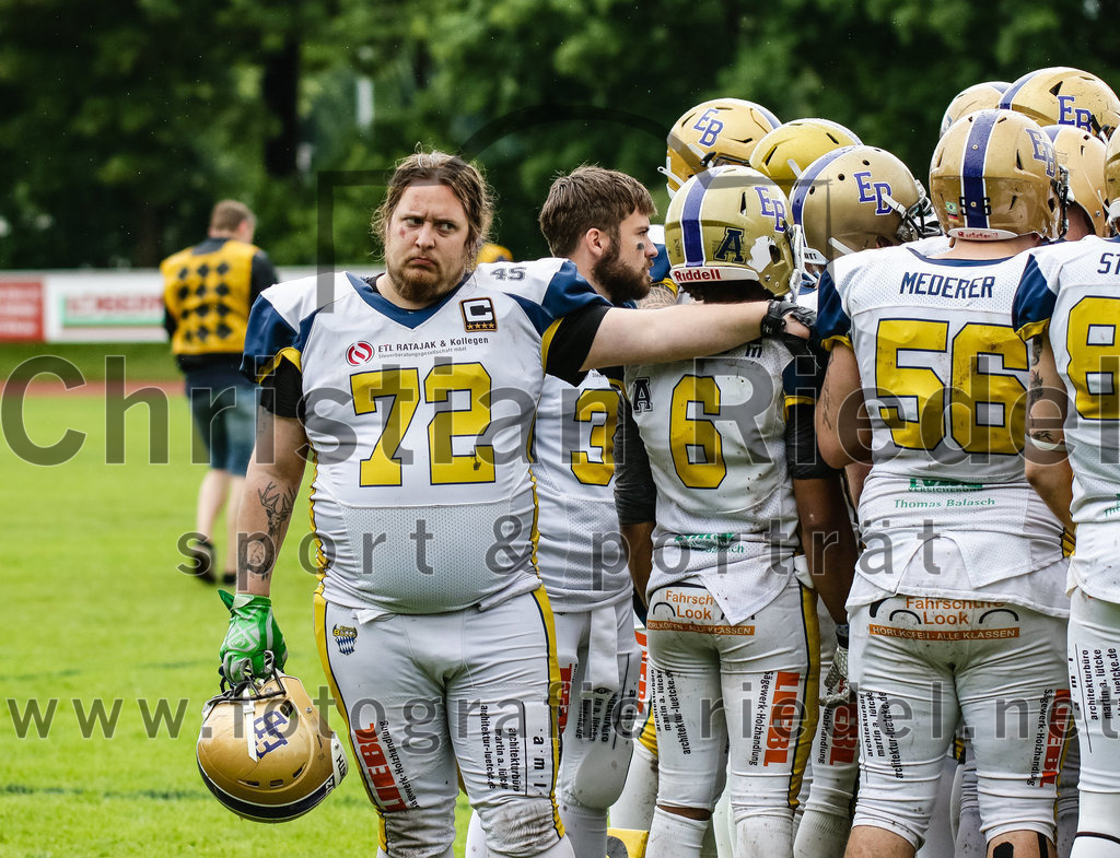 2022-05-29_141_Erding_Bulls_gegen_Nuernberg_Rams | Erding, Deutschland, 29.05.2022:
Fußball, Regionalliga 2022, 5. Spieltag, Erding Bulls gegen Nürnberg Rams, Endergebnis: 10:16

Alexander Stacke (Erding Bulls, #72), Evidanio Quinones III (Erding Bulls, #6)

Foto: Christian Riedel / fotografie-riedel.net
