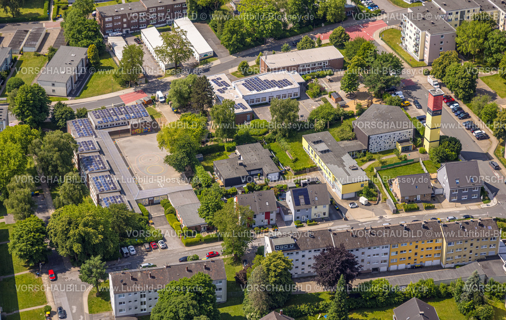 Velbert250600867Neviges | Luftbild, kath. Sonnenschule Grundschule und Städt. Gemeinschaftsgrundschule Wielandstraße Regenbogenschule mit Dach mit Solarpaneelen, Kirchturm mit Gemeindezentrum Siepen, Neviges, Velbert, Ruhrgebiet, Nordrhein-Westfalen, Deutschland