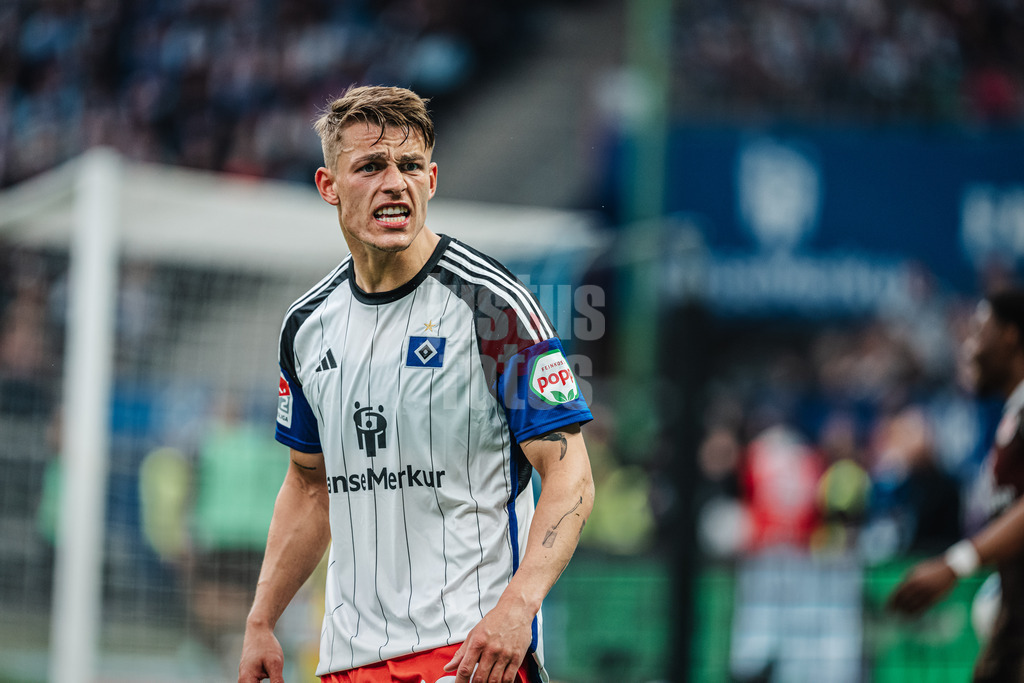 Fußball | Männer | Saison 2023/2024 | 2. Fußball-Bundesliga | 32. Spieltag | Hamburger SV vs. FC St. Pauli  | 03.05.2024 | Miro Muheim (#28, HSV) verärgert