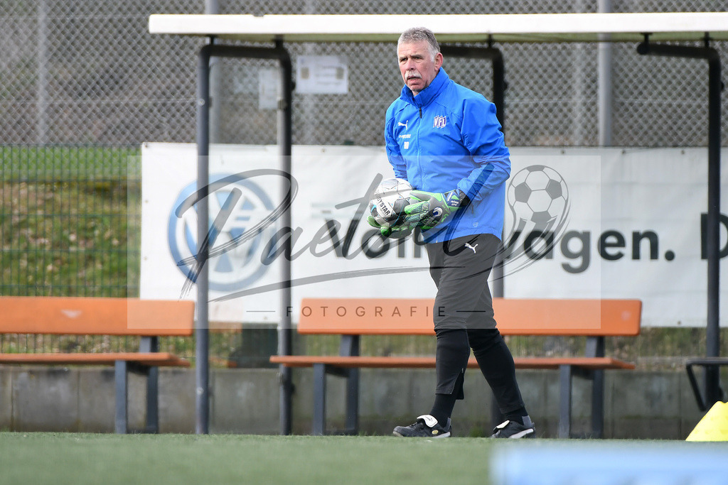 20200302_TRAOSN_0044 | Fussball, Herren: Torwart-Trainer Rolf Meyer (VfL Osnabrueck) schaut waehrend der Trainingseinheit des VfL Osnabrueck im Sportpark Illoshoehe am 02.03.2020 in Osnabrueck, Deutschland. - Realisiert mit Pictrs.com