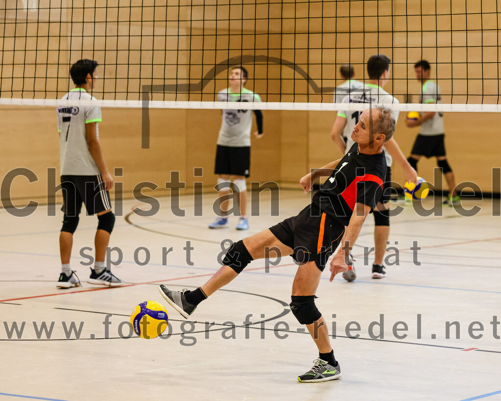 2021-11-27_017_TuS_Oberding_II_gegen_MTV_1881_Ingolstadt_III | Oberding, Deutschland, 27.11.2021:
Volleyball, Kreisliga 2021 / 2022, 5. Spieltag, TuS Oberding II gegen MTV 1881 Ingolstadt III, Endergebnis: 3:2

Andreas Ruß (TuS Oberding, #1)

Foto: Christian Riedel / fotografie-riedel.net