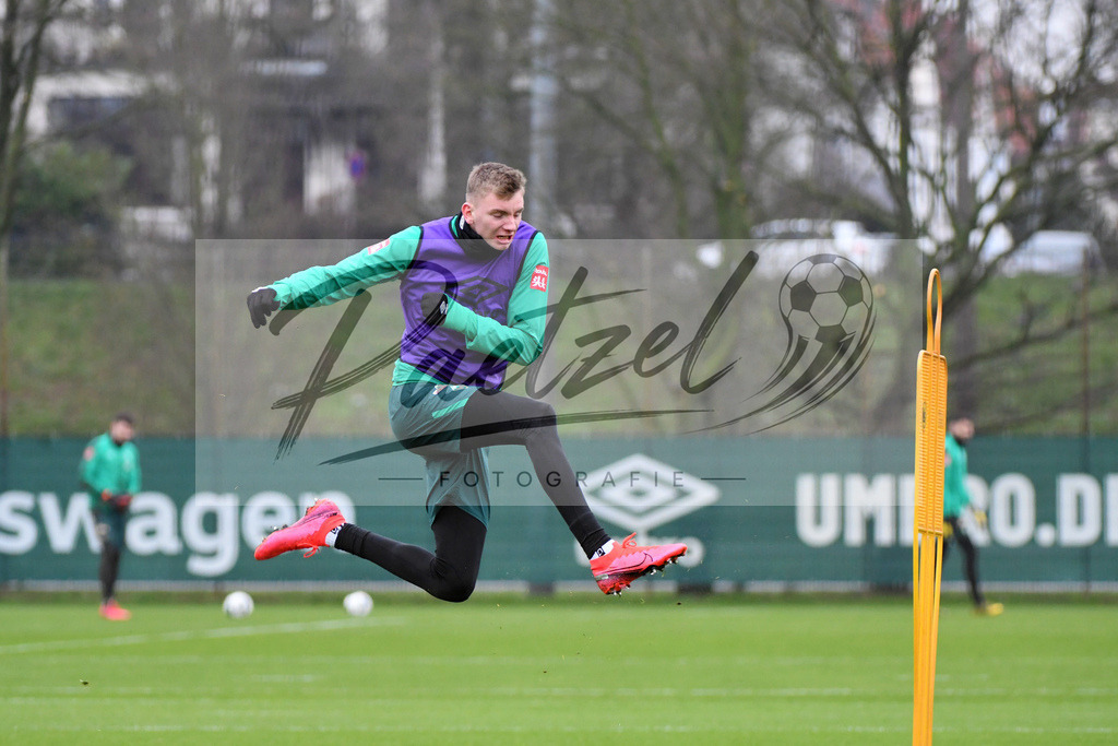 20200227_TRASVW_0065 | Fussball, Herren: Nick Woltemade (Werder Bremen) schaut waehrend der Trainingseinheit des SV Werder Bremen auf dem Trainingsplatz am wohninvest Weserstadion am 27.02.2020 in Bremen, Deutschland. - Realisiert mit Pictrs.com