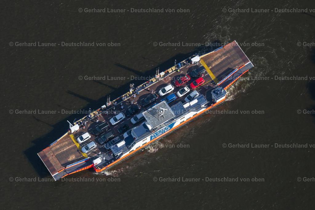 4030209 | LEMWERDER 01.06.2020 Fahrt eines Fähr- Schiffes über die Weser an der Straße An der Fähre in Lemwerder im Bundesland Niedersachsen, Deutschland. Weiterführende Informationen bei: FBS - Fähren Bremen-Stedingen GmbH. // Ride a ferry ship about the Weser on street An der Faehre in Lemwerder in the state Lower Saxony, Germany. Further information at: FBS - Faehren Bremen-Stedingen GmbH. Foto: Gerhard Launer