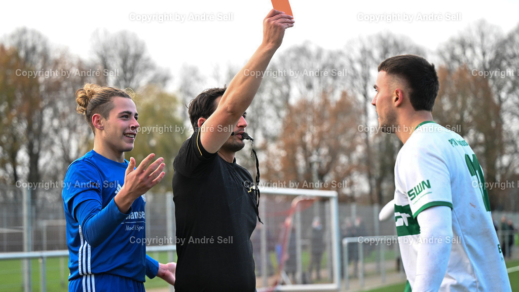 PSV Neumünster vs Oldenburger SV | Rote Karte durch Schiedsrichter Dajinder Pabla für Tim Möller (PSV #21) nach leichtem Schubser gegen Luca Neumann (Oldenburg #32 links)Fußball-Oberliga Männer 2024/2025 / PSV Neumünster vs Oldenburger SV / Kunstrasenplatz Städtisches Stadion / Neumünster / 23.11.24 - Realisiert mit Pictrs.com