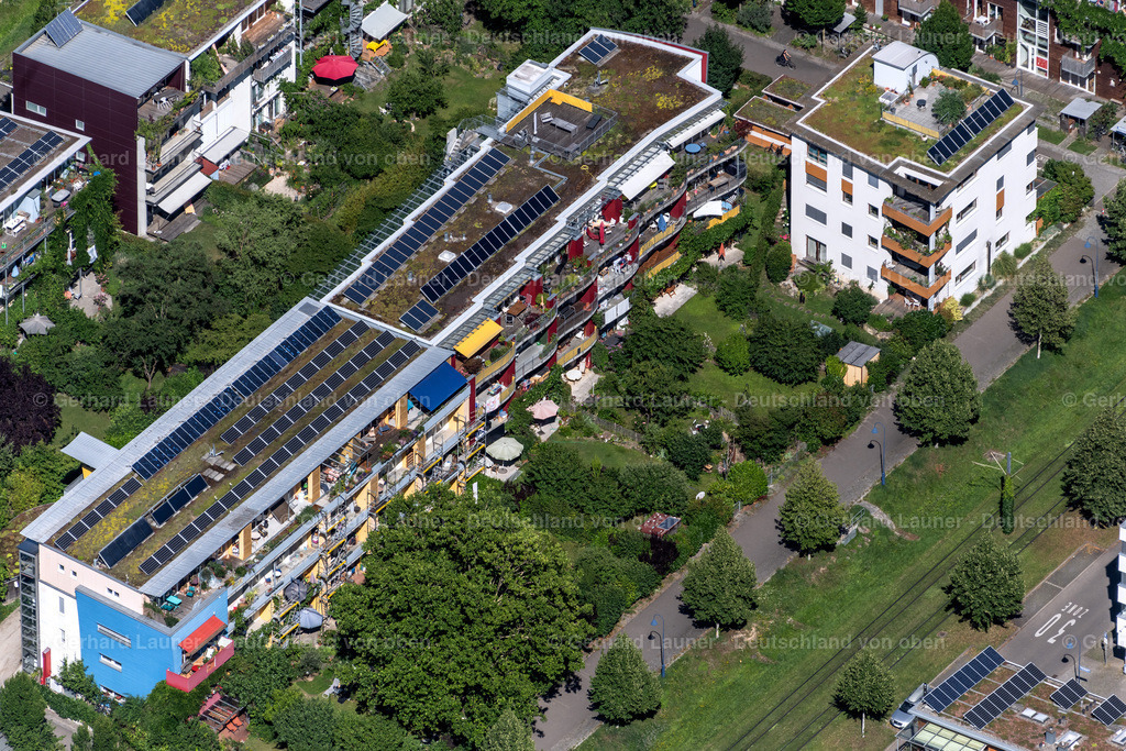 4033607 | FREIBURG IM BREISGAU 30.06.2020 Gebäude eines Mehrfamilien- Wohnhauses mit begrüntem Dach und Photivoltaikanlage an der Georg-Elser-Straße in Freiburg im Breisgau im Bundesland Baden-Württemberg, Deutschland. // Building of a multi-family residential building with begruentem Dach and Photivoltaikanlage on street Georg-Elser-Strasse in Freiburg im Breisgau in the state Baden-Wuerttemberg, Germany. Foto: Gerhard Launer