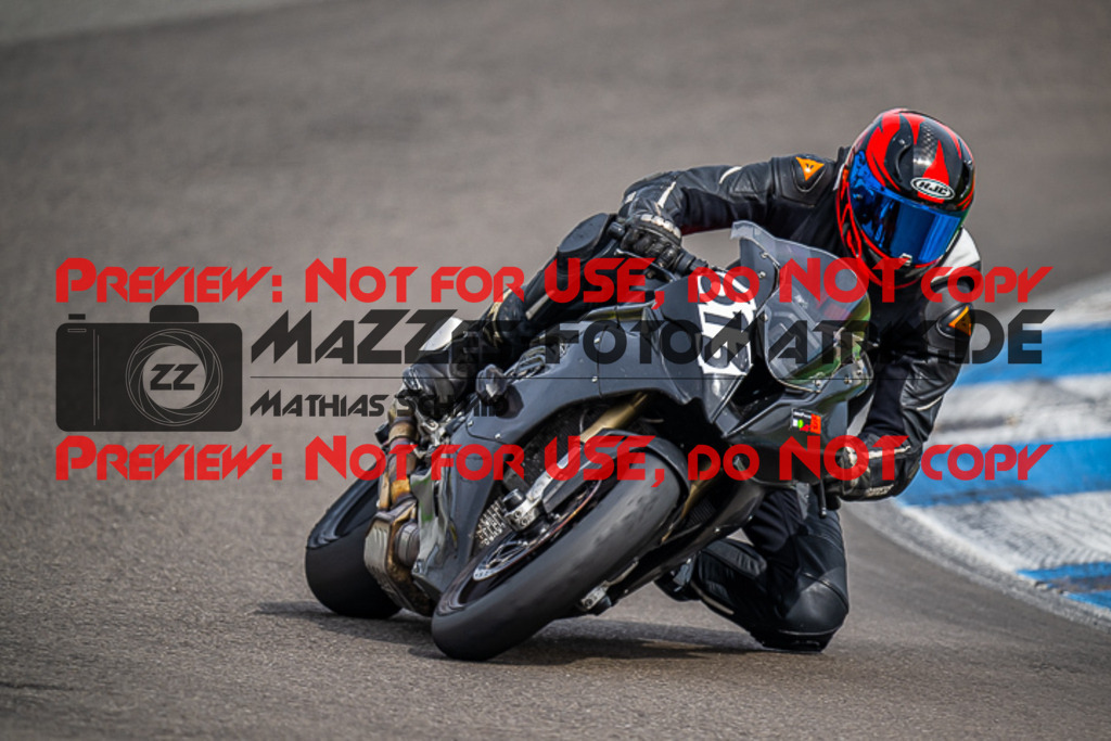 MaZZes_FotoMatrix_230410_22 | ROT