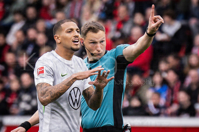 German Bundesliga, Bayer 04 Leverkusen vs. VfL Wolfsburg, 04.04.2026 | LEVERKUSEN, GERMANY - APRIL 4, 2026 :  Referee Martin Petersen (Stuttgart) gestures during the German Bundesliga match on gameday 28 between Bayer 04 Leverkusen vs. VfL Wolfsburg at BayArena on April 4, 2026 in Leverkusen, Germany. DFL REGULATIONS PROHIBIT ANY USE OF PHOTOGRAPHS AS IMAGE SEQUENCES AND/OR QUASI-VIDEO.