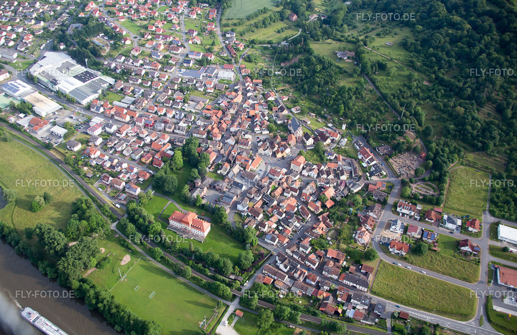 Gebäudekomplex im Schloßpark von Schloß Fechenbach | Luftbild: Gebäudekomplex im Schloßpark von Schloß Fechenbach im Ortsteil Fechenbach in Collenberg im Bundesland Bayern in Deutschland. Foto: IMG_089659.jpg vom 11.06.2016 durch Werner Riehm/FLY-FOTO.de - Realisiert mit Pictrs.com