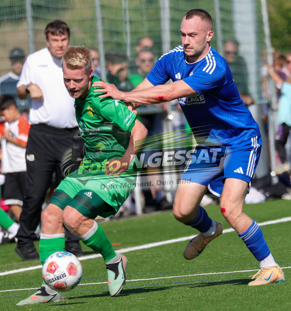 SC Enger - SV Enger-Westerenger | Auf dem Bild zu sehen: grün SC Enger: Dennis Fiedler ; blau SV Enger-Westerenger: Marlon MeyerSC Enger, SV Enger-Westerenger, Saison 26/27, Kreisliga A, Enger, Deutschland - Realisiert mit Pictrs.com
