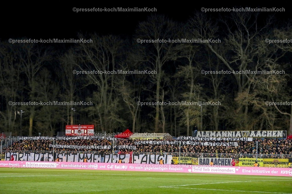 FCVK14022501081 | 14.02.2025, Fußball, FC Viktoria Köln – Alemannia Aachen, 3.Liga, Sportpark Höhenberg, Saison 2024 2025: Übersichtsbild der volle Gästeblock mit den Alemania-Fans und Bannern. Gästefans voll Besucher AuswärtsfahrerDFB regulations prohibit any use of photographs as image sequences and or quasi-video.