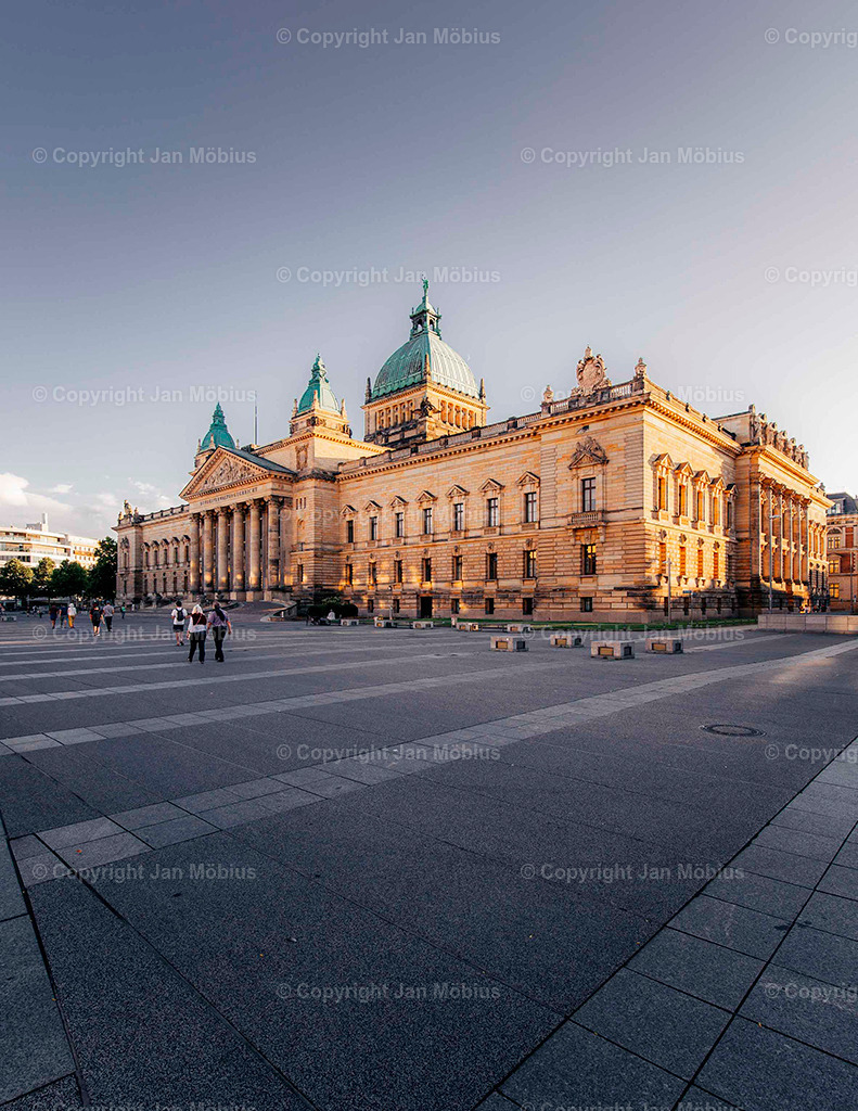 Bundesverwaltungsgericht | Das heutige Bundesverwaltungsgericht in Leipzig blickt auf eine bewegte Geschichte zurück: Ursprünglich als Reichsgericht errichtet, diente das beeindruckende Gebäude später als Bildermuseum. Heute ist es Sitz des höchsten deutschen Gerichts für öffentliches Recht. Die Verbindung aus historischer Architektur, kulturellem Erbe und rechtlicher Bedeutung macht diesen Ort einzigartig – für Besucher, Interessierte und Bildkäufer gleichermaßen. - Realisiert mit Pictrs.com