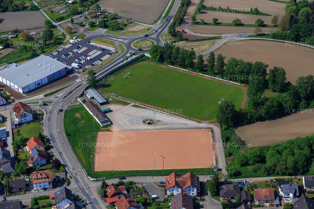 Luftbild: Sportplätze des SV Hagenbach in Hagenbach im Bundesland Rheinland-Pfalz in Deutschland. Foto: IMG_078443.jpg vom 08.05.2015 durch Werner Riehm/FLY-FOTO.deWWW.SV-HAGENBACH.DE