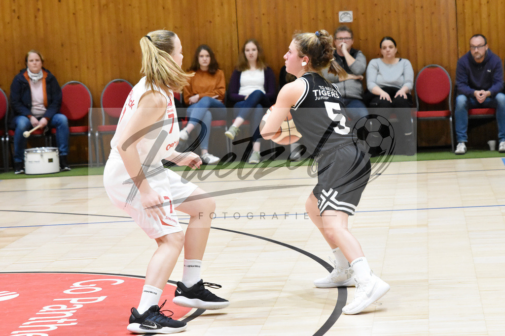 20200126_OSCTGN_0058 | Basketball, Juniorinnen: Louisa Riehemann (OSC Junior Panthers) und Luisa Lukas (TG Neuss Junior Tigers) im Zweikampf beim Spiel der WNBL zwischen OSC Junior Panthers vs. TG Neuss Junior Tigers am 26.01.2020 im Panthers Dome in Osnabrück, Deutschland.(Foto von Nico Paetzel) - Realisiert mit Pictrs.com