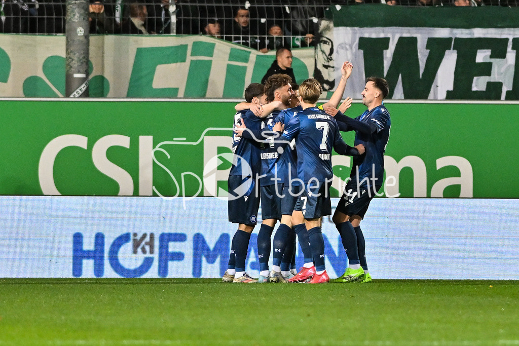SpVgg Greuther Fürth - Karlsruher SC | FUERTH, GERMANY - OCTOBER 24: Fabian SCHLEUSENER (Karlsruher SC 24)  celebrating the goal to makes 0-1 during the 2. bundesliga match between SpVgg Greuther Fuerth vs. Karlsruher SC on matchday 10 at Sportpark Ronhof Thomas Sommer on October 24, 2025 in Fuerth, Germany / DFL REGULATIONS PROHIBIT ANY USE OF PHOTOGRAPHS AS IMAGE SEQUENCES AND/OR QUASI-VIDEO