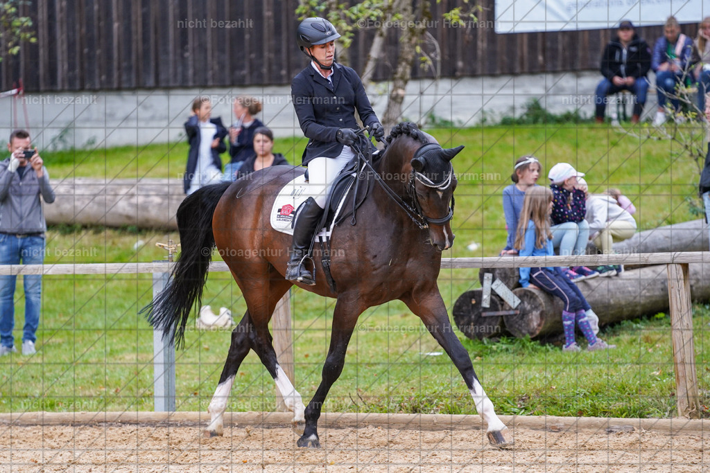 20231007-SN_00864 | Professionelle Turnier- und Reitsportfotografie - mit dem Finger am Auslöser. Pferdebilder aus dem Reitsport von den Turnierfotografen  Bayern , Pferdefotograf Bayern, Pferdeshooting Turnierbilder, Hochzeitsfotograf, Eventfotograf, Hochzeitsbilder