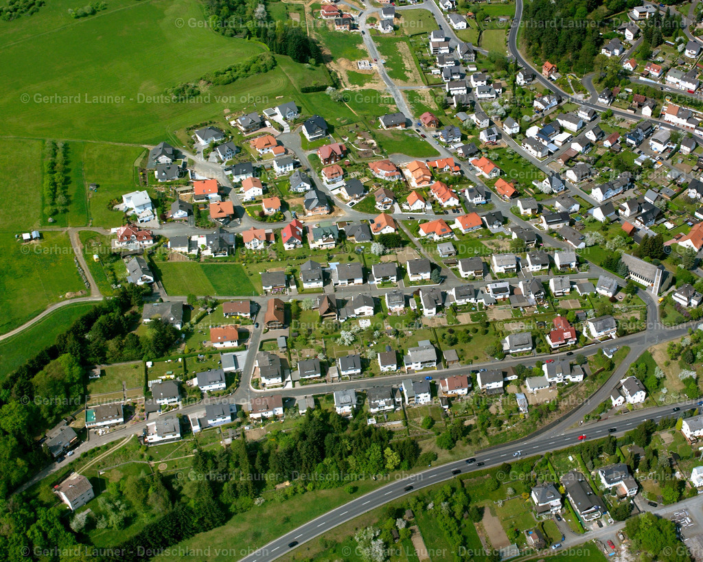 2610366 | Mittenaar 09.06.2006 Ortsansicht der Straßen und Häuser der Wohngebiete in Bicken im Bundesland Hessen, Deutschland // Town View of the streets and houses of the residential areas in Bicken in the state Hesse, Germany Foto: Gerhard Launer