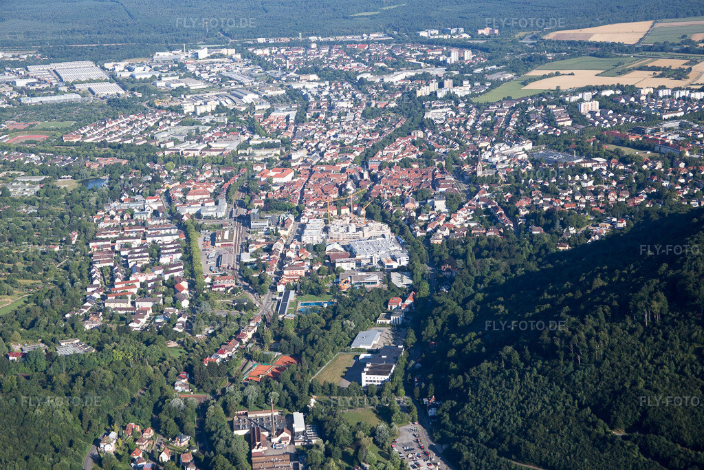 Luftbild: Ortsansicht der Straßen und Häuser der Wohngebiete in Ettlingen im Bundesland Baden-Württemberg in Deutschland. Foto: IMG_083990.jpg vom 26.07.2015 durch Werner Riehm/FLY-FOTO.de