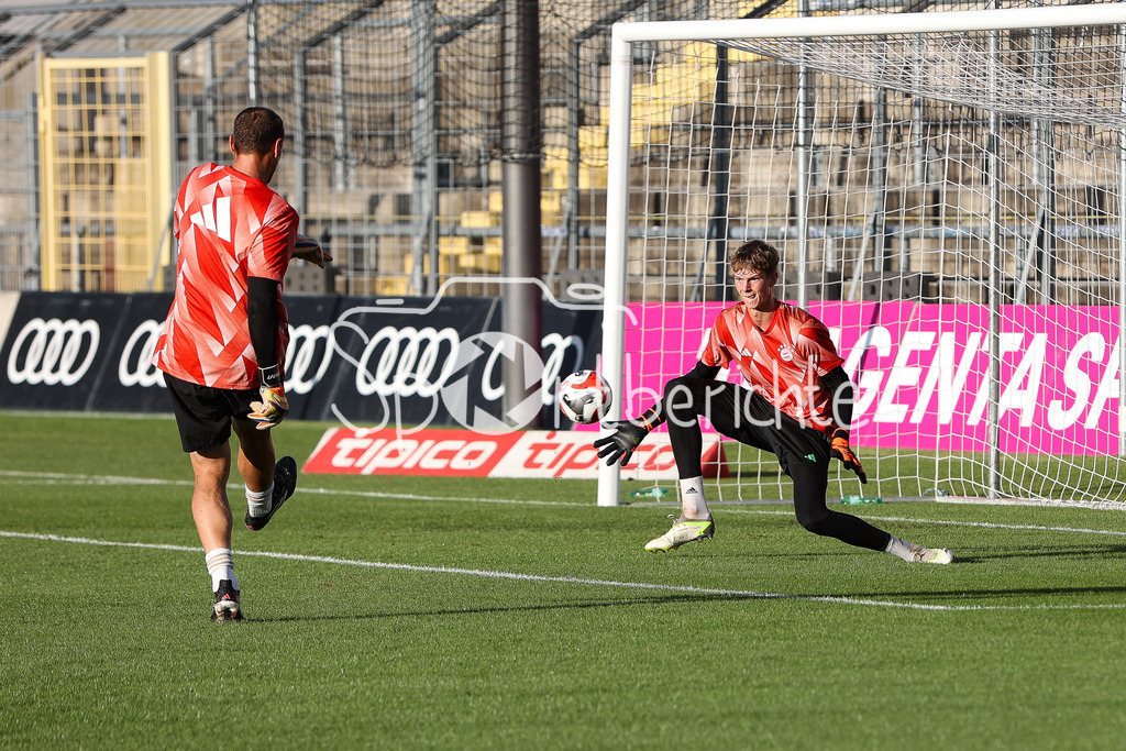 FC Bayern Amateure - FC Memmingen | Bayern Keeper Tom Ritzy HUELSMANN (FCB #1) wird von Jaroslav DROBNY warm geschossen