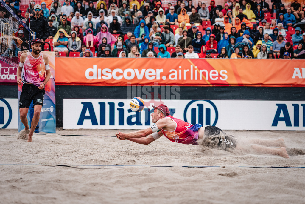 Beachvolleyball | Männer | Allianz German Beach Tour 2024 | Tourstop Kühlungsborn 2 | 18.08.2024 | Yannick Harms springt zum Ball