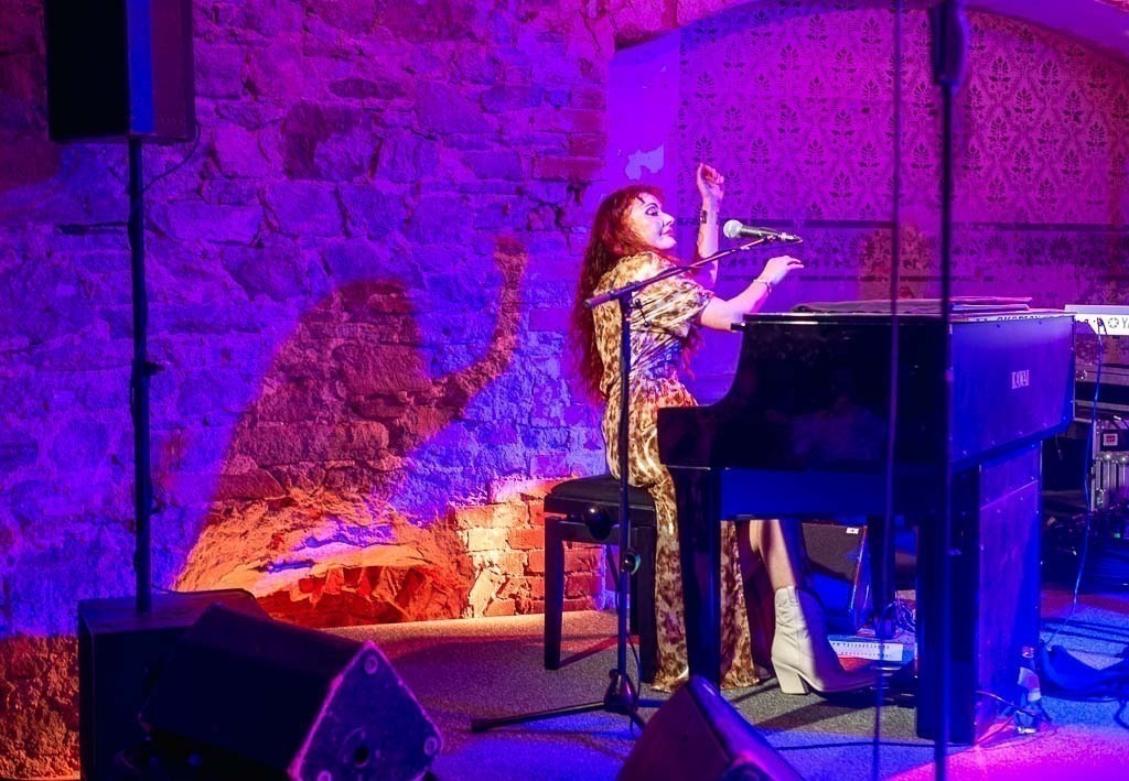 Maria Markesini Konzert | Maria Markesini meets Klazz Brothers im Forte Belvedere Leisnig zum Festival Hallo Leisnig 2022. - Realisiert mit Pictrs.com