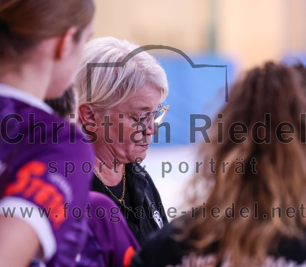 2024-12-14_084_SpVgg_Altenerding_gegen_SVA_Palzing | Erding, Deutschland, 14.12.2024:Handball, Bezirksoberliga Frauen Altbayern 2024 / 2024, 9. Spieltag, SpVgg Altenerding gegen SVA Palzing, Endergebnis: 20:30Trainer Christiane Kleine (SpVgg Altenerding)Foto: Christian Riedel / fotografie-riedel.net