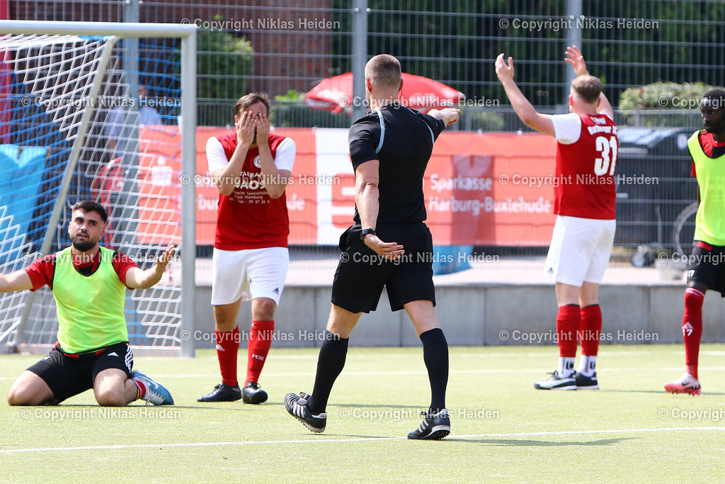 NH_KlubKosova_HarburgerSC_Testspiel_HarburgPokal_21072024 | Referee Lasse Holst gibt in der letzten Minute einen Elfmeter für den Klub Kosova.Fußball I Herren I Testspiel (Harburg-Pokal) I Saison 2024-2025 I Klub Kosova - Harburger SC I 21.07.2024 I Sportplatz Alter Postweg