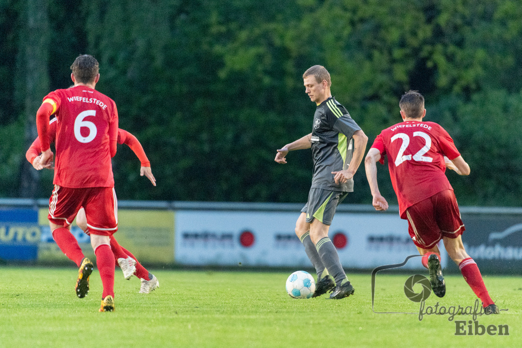 SV Eintracht Wiefelstede-TSV Abbehausen | Bezirksliga Herren; SV Eintracht Wiefelstede (rot)-TSV Abbehausen (grau) am 13.05.2026 in Wiefelstede (Sportanlage), Photo: Philip Eiben 2026 - Realisiert mit Pictrs.com
