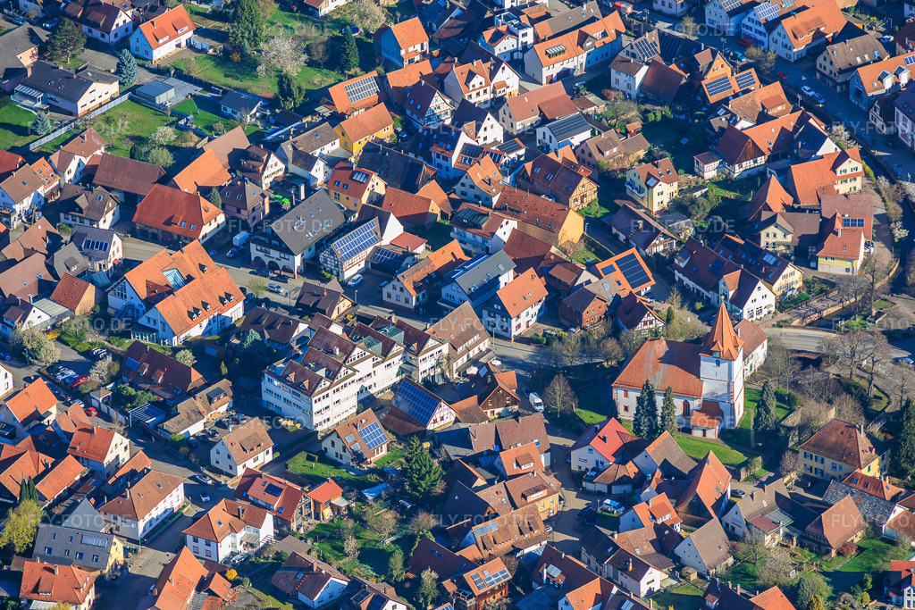 Luftbild: Dorfzentrum mit Barbarakirche im Ortsteil Ellmendingen in Keltern im Bundesland Baden-Württemberg in Deutschland. Foto: IMG_154008.jpg vom 02.04.2026 durch Werner Riehm/FLY-FOTO.deAuflösung des Originals: 6000 x 4000 px3SAM – Kirchengemeinde