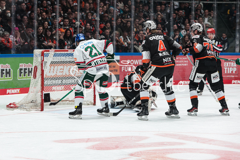 Löwen Frankfurt - Augsburger Panther | Tor fuer Augsubrg / Sebastian WAENNSTROEM (AEV #40 / nicht im Bild) tirfft zum 1-2