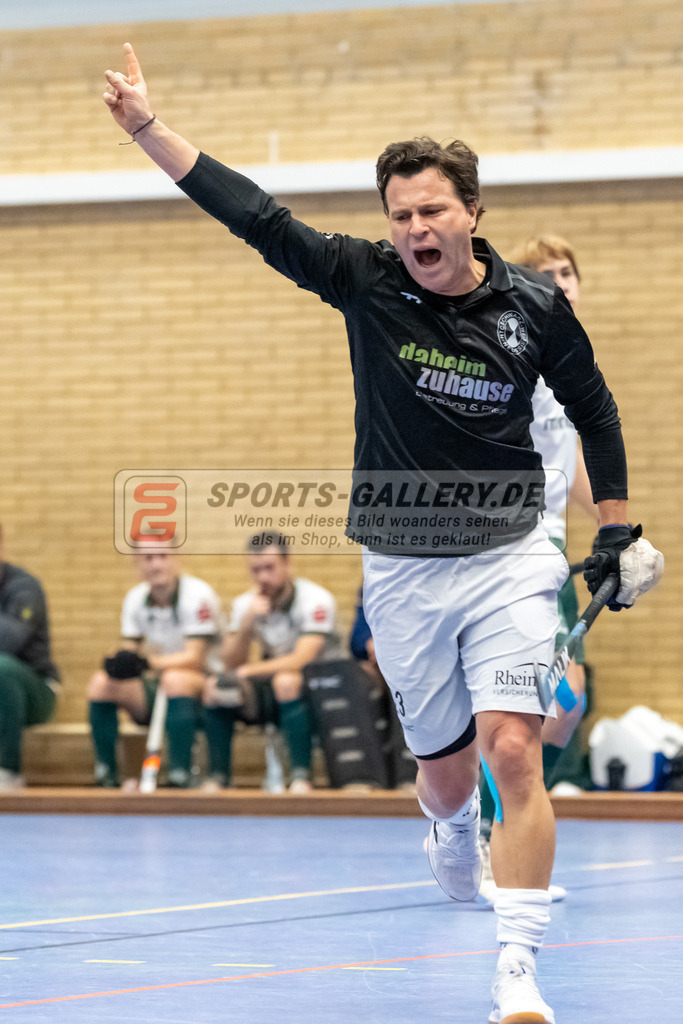SFE_20231217_0062 | Neuss, Deutschland, 17.12.2023: Sebastian Draguhn (SW Neuss) jubelt waehrend des Spiels der Halle 1. Bundesliga Herren zwischen SW Neuss vs Uhlenhorst Mülheim im Stadionhalle (SW Neuss) am 17.12.2023 in Neuss, Deutschland. (Foto von Stephan Fehrmann)

Neuss, Germany, 17.12.2023: Sebastian Draguhn (SW Neuss) celebrates during the game of Halle 1. Bundesliga Herren between SW Neuss vs Uhlenhorst Mülheim in Stadionhalle (SW Neuss) at 17.12.2023 in Neuss, Deutschland. (Foto von Stephan Fehrmann)