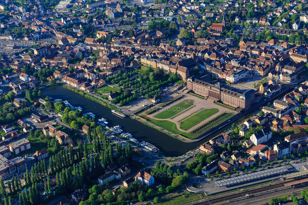Aerial view: Château des Rohan castle and park at the Port de Saverne from the north in Saverne in the state Bas-Rhin, France. – Photo: IMG_145993.jpg taken on 05/01/2025 by Werner Riehm/FLY-FOTO.com – Resolution of the original: 5472 x 3648 px – Culture & patrimoine | Office de Tourisme du Pays de Saverne