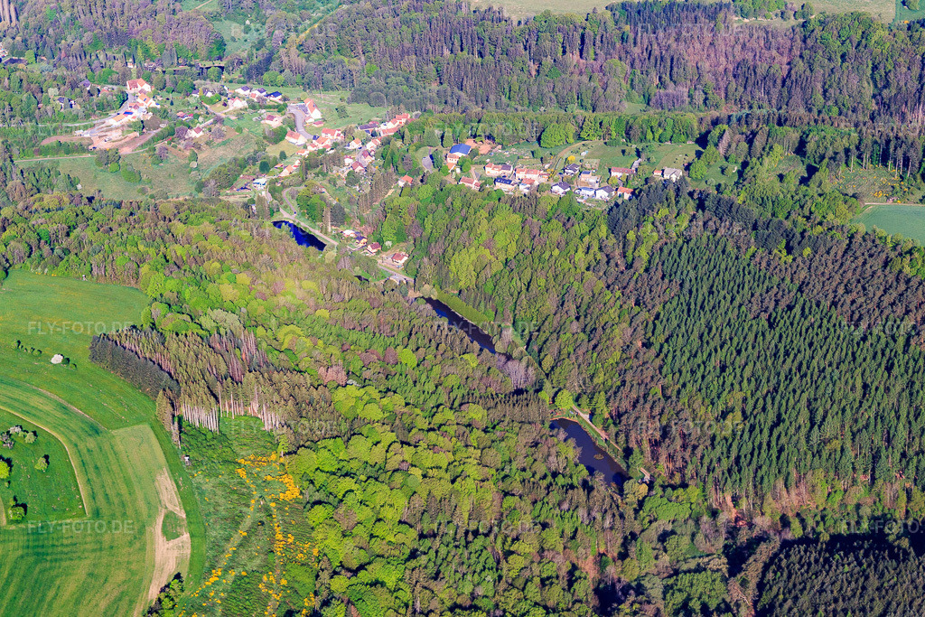 Luftbild: Ortsteil Holbach von Osten in Siersthal im Bundesland Moselle in Frankreich. Foto: IMG_146078.jpg vom 01.05.2025 durch Werner Riehm/FLY-FOTO.de