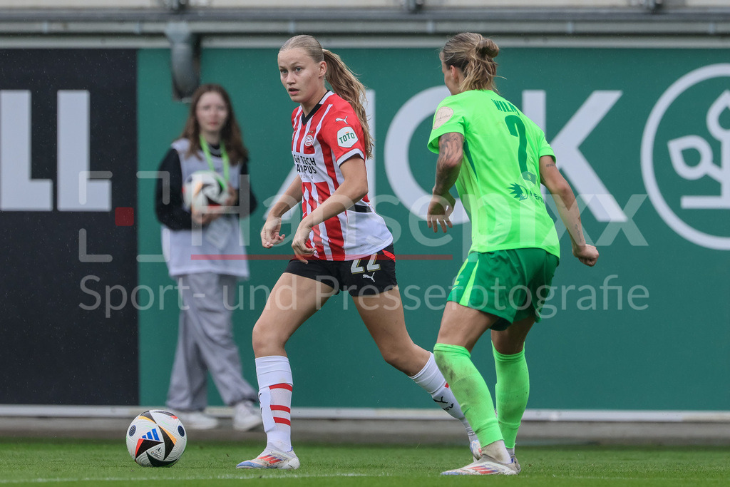 Fussball, Testspiel Frauen, VfL Wolfsburg - PSV Eindhoven | v.li.: Ranneke Derks (PSV Eindhoven, 22) und Lynn Wilms (VfL Wolfsburg, 2) im Zweikampf, Duell, Dynamik, Aktion, Action, Spielszene