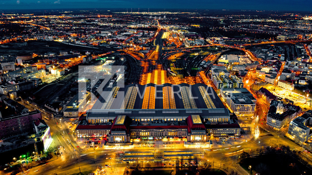 Wandbild-Panorama-Hauptbahnhof-Luftbild-Leipzig-DJI_0208 | Blick auf den Hauptbahnhof der Stadt Leipzig bei Nacht. - Realisiert mit Pictrs.com