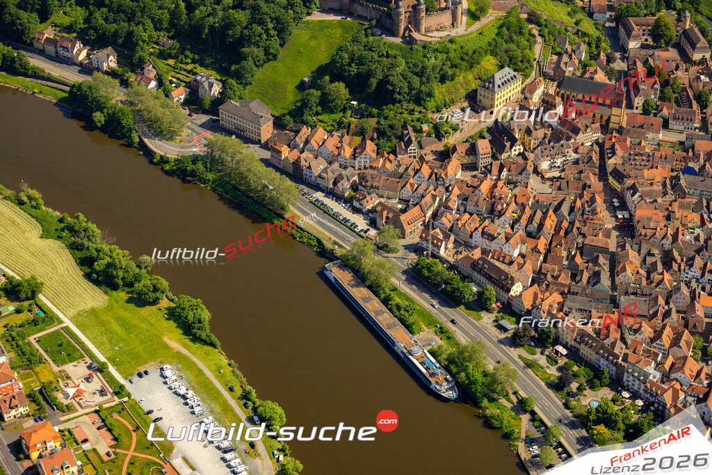 Das Luftbild zeigt Anlegestelle Wertheim - Die Luftaufnahme wurde 2023 vom UL-Flugzeug aus erstellt ( keine Drohne ) - Hochauflösende Luftaufnahme - Für grossformatige Ausdrucke geeignet. Die Geschenkidee !Mit Lizenz und Bildrechte bestellbar