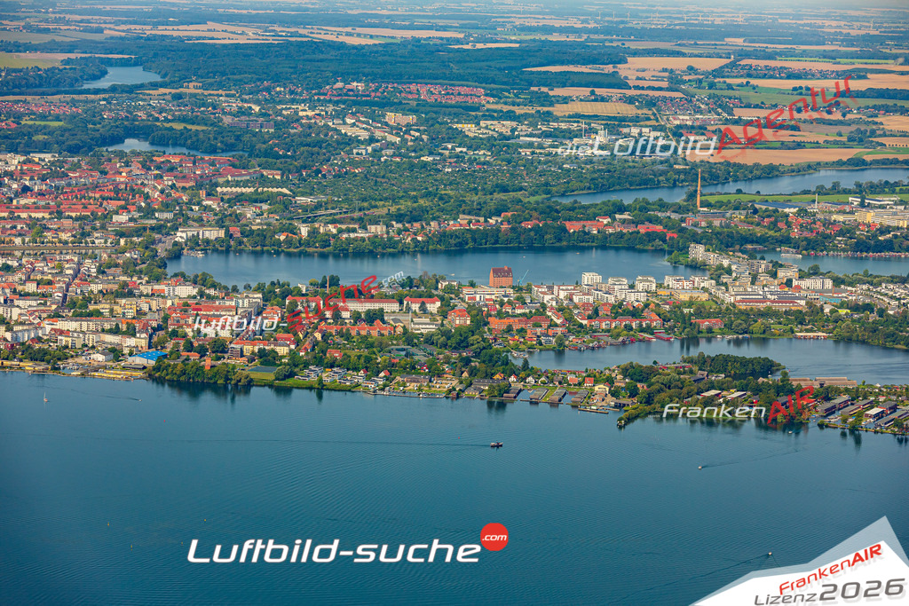 Bild der Stadt Schwerin - Die Luftaufnahme wurde 2025 vom UL-Flugzeug heraus erstellt ( keine Drohne ) - Hochauflösende Luftaufnahme - für professionelle Ausdrucke geeignet. Die Geschenkidee !Hier alle&nbsp;Infos zur Lizenzierung der LuftaufnahmeWir fliegen auch dieses Jahr wieder in Ihre Region um Luftbilder zu erstellen.- Luftbild anfragen