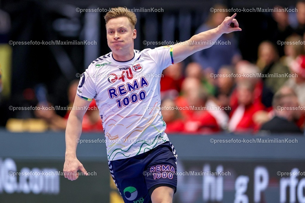 EHF22012602035 | 22.01.2026, Handball, Men's EHF EURO 2026, Spanien - Norwegen, Jyske Bank Boxen in Herning, Dänemark, Main Round:  August Baskar Pedersen (Norway #40)  jubelnd gestikulierend auf dem Spielfeld  