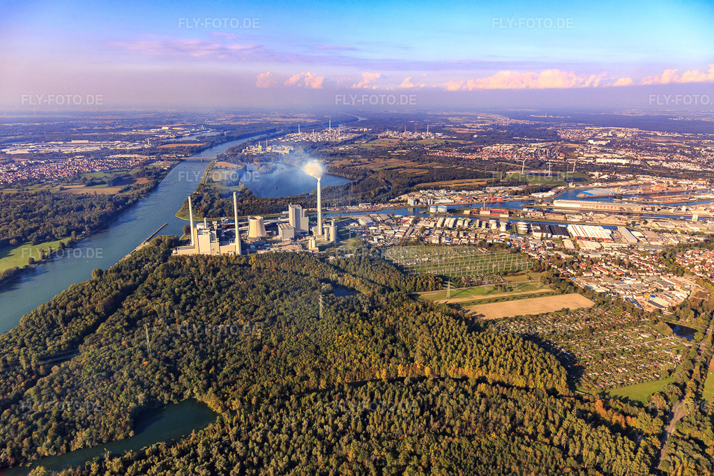 Luftbild: Karlsruher Rheinhäfen mit EnBW Energie Baden-Württemberg AG, Rheinhafen-Dampfkraftwerk Karlsruhe aus Süden im Ortsteil Daxlanden in Karlsruhe im Bundesland Baden-Württemberg in Deutschland. Foto: IMG_103595.jpg vom 23.09.2017 durch Werner Riehm/FLY-FOTO.deWWW.ENBW.COM