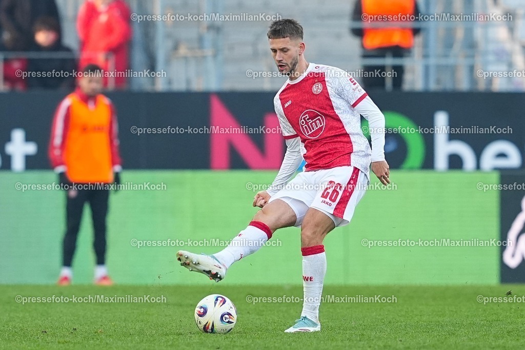 xYDRx24012601111 | 24.01.2026, xydrx, Fußball, 3.Liga, Rot-Weiss Essen - TSV Havelse, Saison 2025 2026, Stadion an der Hafenstraße: Torben Muesel (Rot-Weiss Essen #26)   DFB regulations prohibit any use of photographs as image sequences and or quasi-video. Photo: xYannisxDreimannxPressefotoKochx