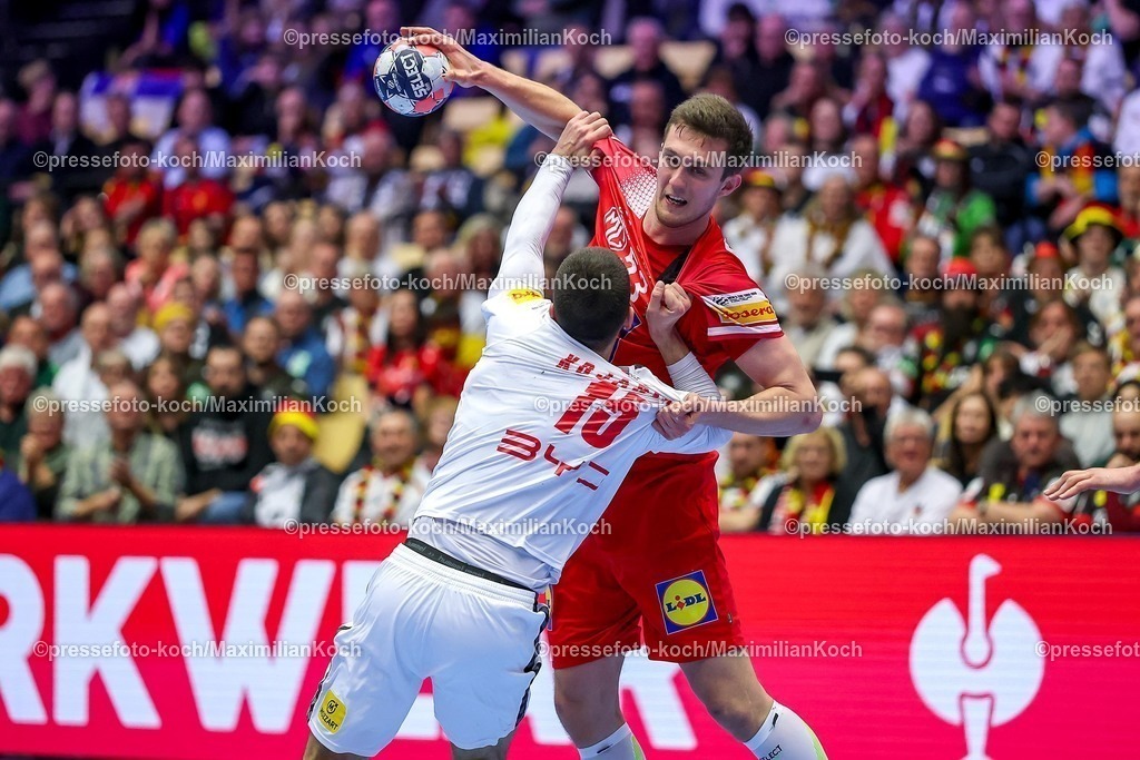 EHF19012601149 | 19.01.2026, Handball, Men's EHF EURO 2026, Österreich - Serbien, Jyske Bank Boxen in Herning, Dänemark, Preliminary Round:  Mykola Bilyk (Austria #53) im Zweikampf gegen   Uros Kojadinovic (Serbien #15) 