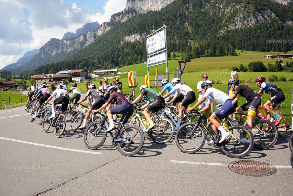 625_20230817_Bewerb_Maenner_Muehlanger | AUT - OESTERREICH, 2023-08-16: SPORT RENNRAD-FAHREN - 55. INTERNATIONALER RADWELTPOKAL IN ST. JOHANN IN TIROL  - Vintage-Radrennen mit WM-Bronze-Medaillen-Siegerin Christina Schweinberger, den Teilnehmer und Alexander Baumann (vom Orginastions-Team) - TAG 2 BEWERB MAENNER IN SECHS GRUPPEN  ; Foto: Roland Muehlanger