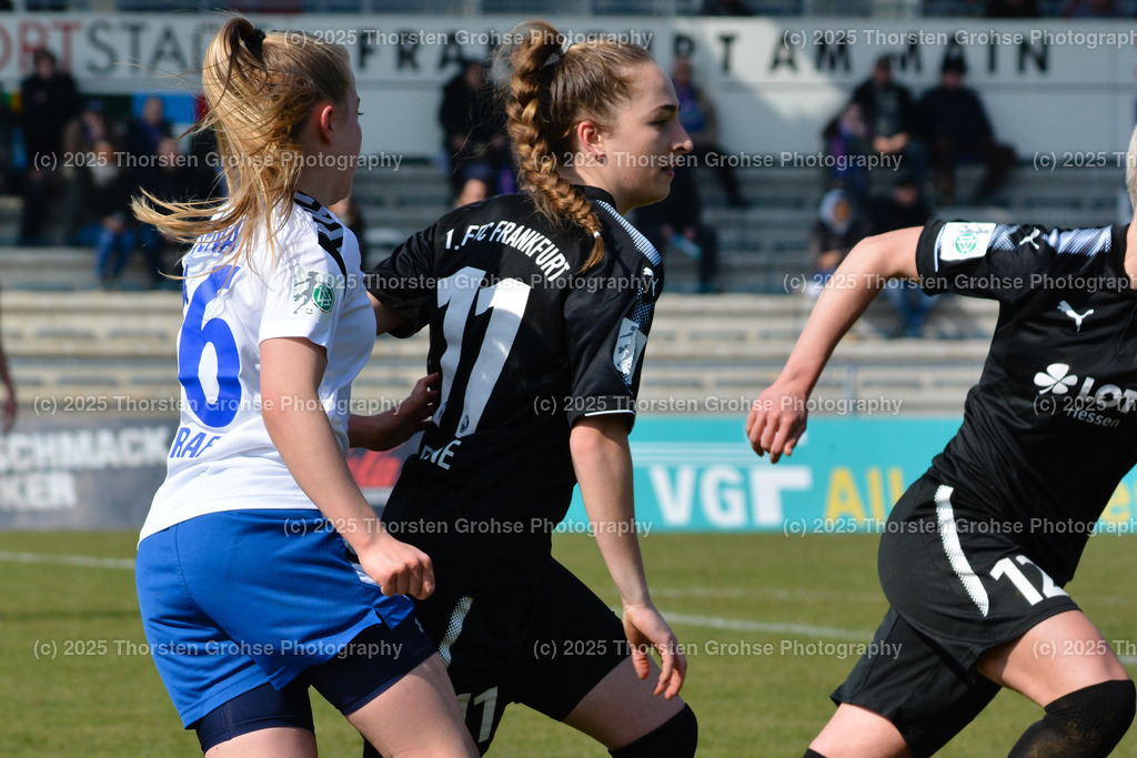 Fussball-BL Frauen 1. FFC Frankfurt vs. FF USV Jena | Luca Graf #16 (FF USV Jena), Kleinherne, Sophia #11 (1.FFC Frankfurt); Fussball-BL Frauen 1. FFC Frankfurt vs. FF USV Jena, Fussball-Bundesliga Frauen am 25.03.2018 im Stadion am Brentanobad in Frankfurt/Main, (Deutschland) - Realisiert mit Pictrs.com