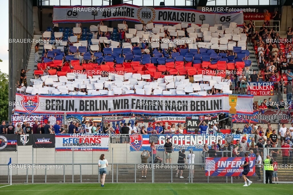 SB_KFCBAU_20250815_3838.JPG -  - KFC Uerdingen - SF Baumberg - Oberliga Niederrhein | Krefeld, Deutschland, 15.08.25: Fans von KFC Uerdingen machen eine Choreographie während des Oberliga Niederrhein Spiels zwischen KFC Uerdingen - SF Baumberg in der Grotenburg Stadion am 15. August 2025 in Krefeld, Deutschland. (Foto von Stefan Brauer/Brauer-Fotoagentur)
