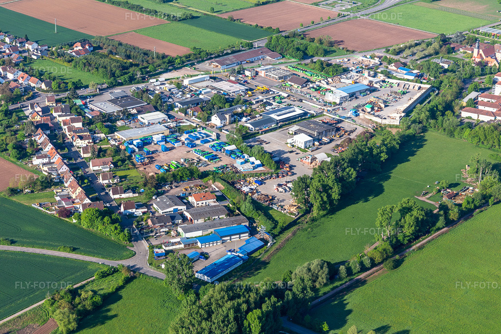 Luftbild: Industriegebiet Kleiner Sand mit Bundesanstalt Technisches Hilfswerk (THW), Firmengruppe Gerach Container - Baumaschinen und Süd-Müll GmbH & Co. KG für Abfalltransporte und Sonderabfallbeseitigung in Landau in der Pfalz im Bundesland Rheinland-Pfalz in Deutschland. – Foto: IMG_131342.jpg vom 07.05.2022 durch Werner Riehm/FLY-FOTO.de – Auflösung des Originals: 5472 x 3648 px – THW Landau: THW OV Landau – Gerach Gruppe - Entsorgung, Versorgung, Service aus einer Hand – Süd-Müll: Gemeinsam für eine saubere Zukunft!