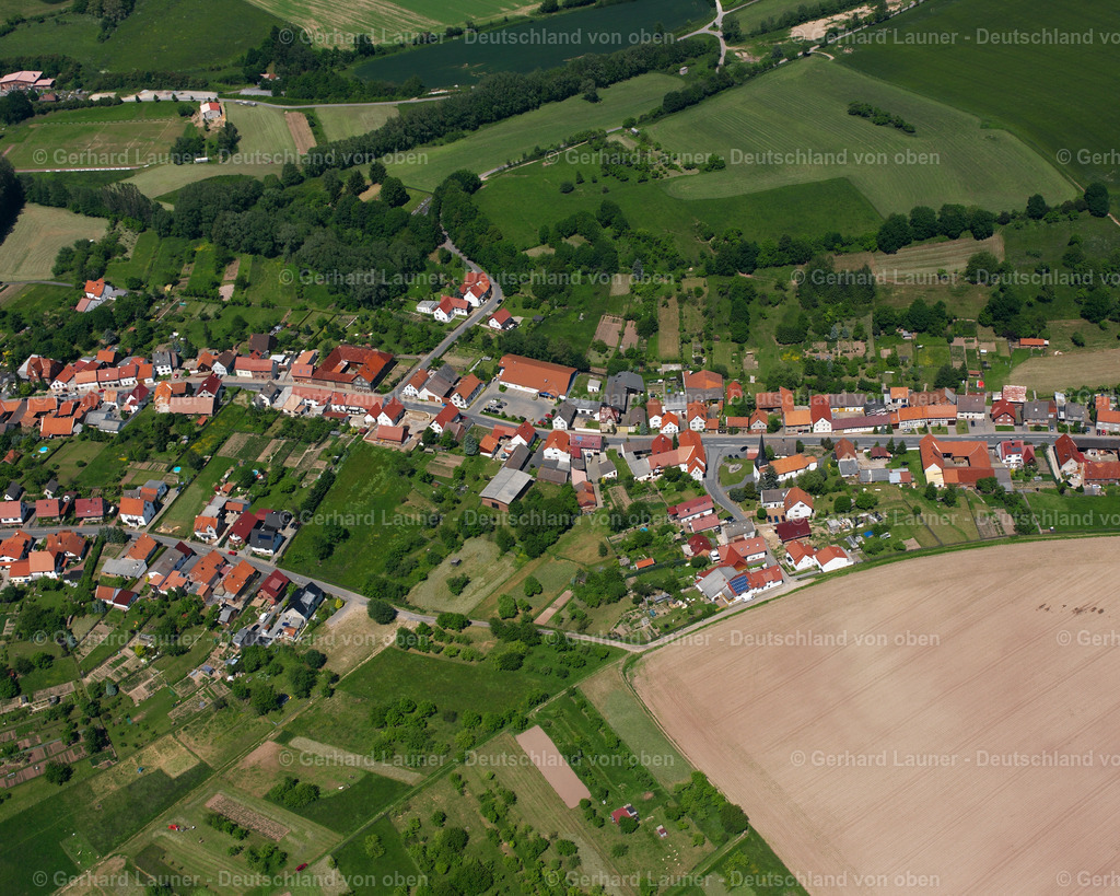 2634345 | WEIßENBORN-LüDERODE 09.06.2006 Landwirtschaftliche Nutzflächen und Feldgrenzen  umsäumen das Siedlungsgebiet des Dorfes in Weißenborn-Lüderode im Bundesland Thüringen, Deutschland // Agricultural land and field boundaries surround the settlement area of the village  in Weißenborn-Lüderode in the state Thuringia, Germany Foto: Gerhard Launer